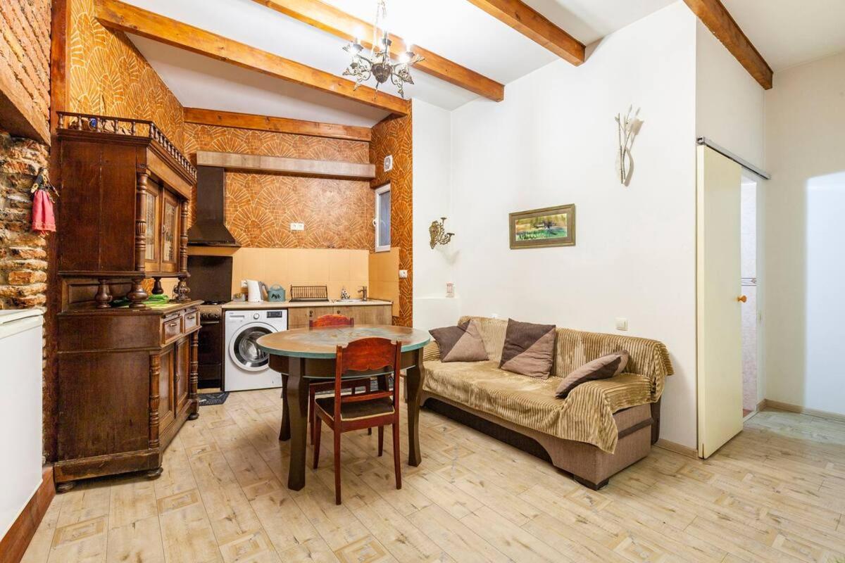 Art House Petunia Apartment *