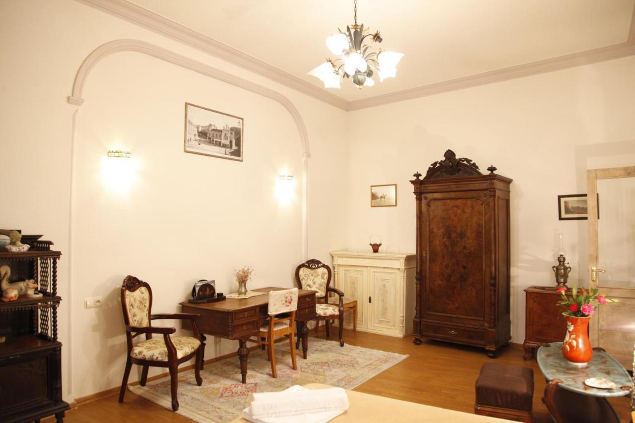 Art House Petunia Apartment