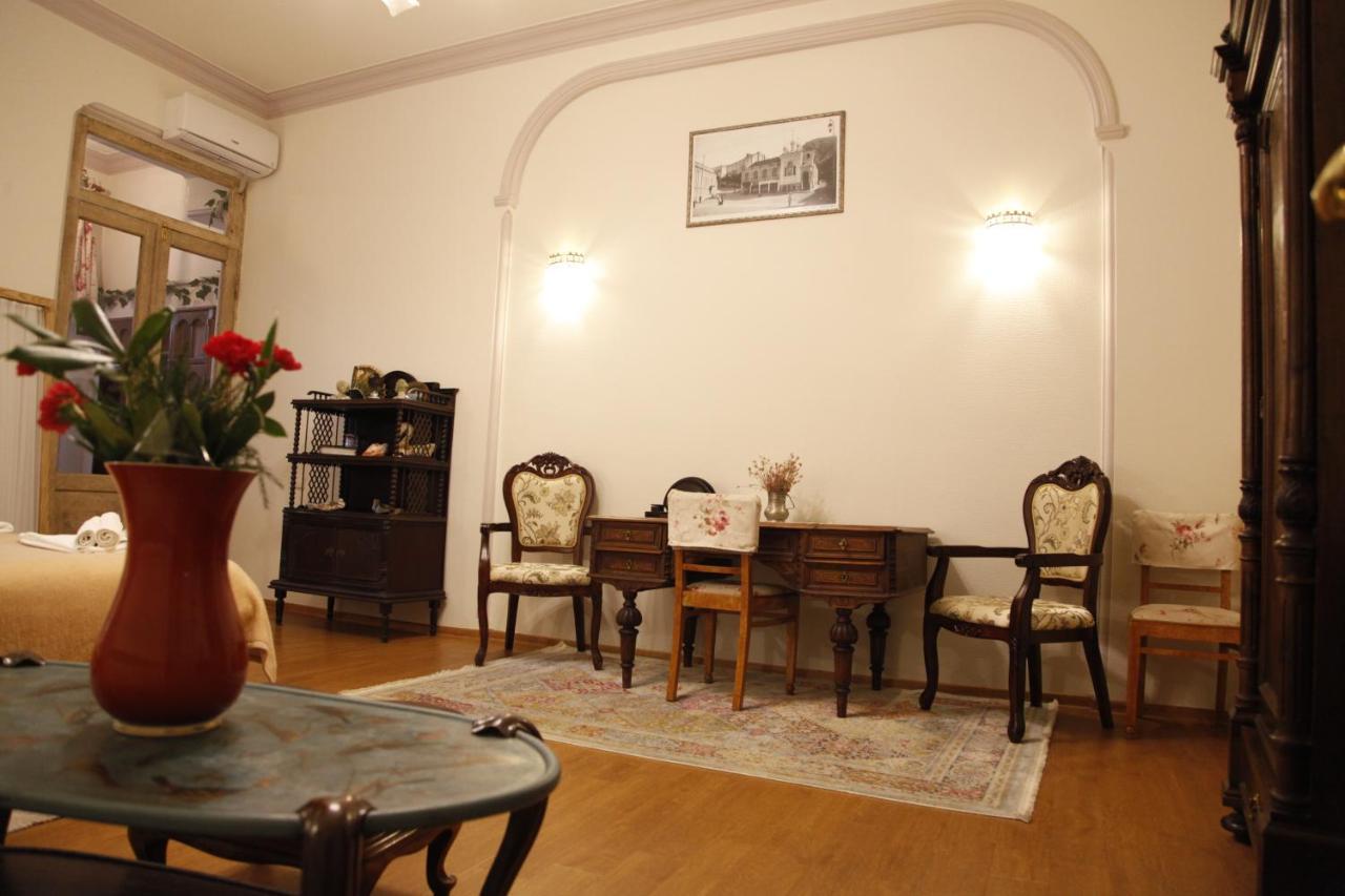 Art House Petunia Apartment